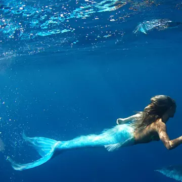 Foto incredibile: Hannah Fraser, femeia-sirena ce dansează cu balenele