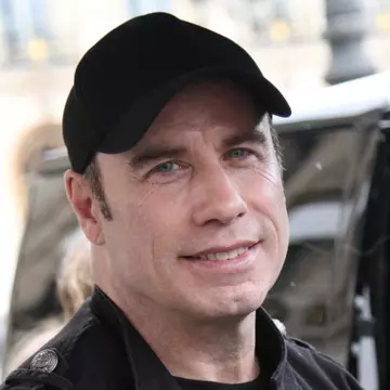 Travolta, în haine de femeie!