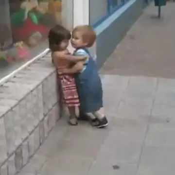 Video haios: iată cum îşi apără "onoarea" această fetiţă