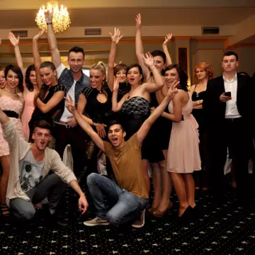 Mattyas, asaltat de puștoaicele de liceu! 