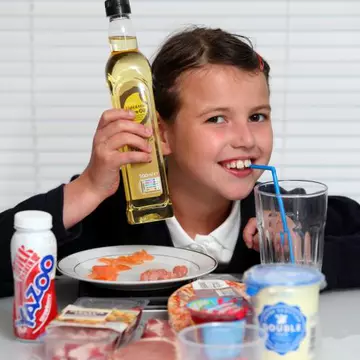 Şocant: Fetiţa de 9 ani care trebuie să se îndoape cu grăsime. Ea bea zilnic un pahar de ulei de măsline ca să nu moară