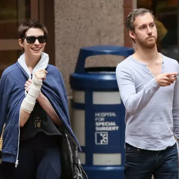 Foto: Anne Hathaway, cu mâna în ghips