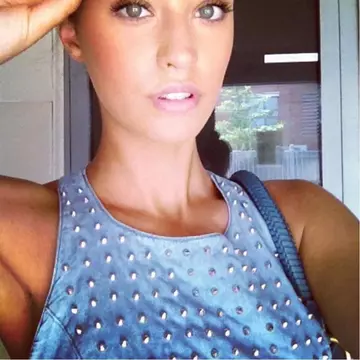 Facebook - Antonia discută despre modă cu fanii: Vă place trendul cu ţinte pe haine?