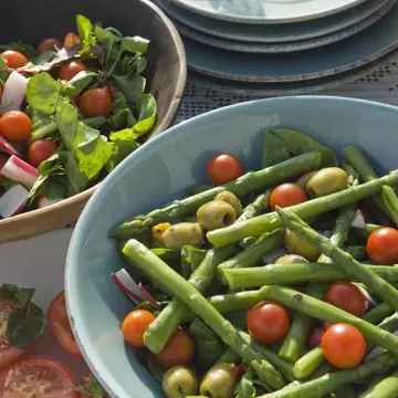 Salată de sparanghel cu căpşune şi piept de raţă