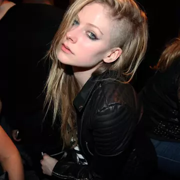 Foto: Avril Lavigne şi-a făcut o nouă freză. Îţi place?