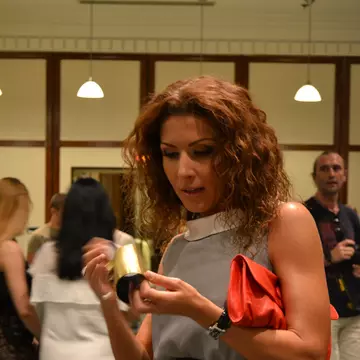 Foto: Carmen Brumă şi Malvina Cservenschi au probat brăţările de la UnicArt