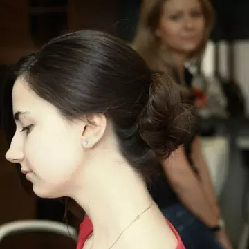TUTORIAL VIDEO: Învaţă cum să-ţi faci singură o coafură cu doar 5 agrafe!