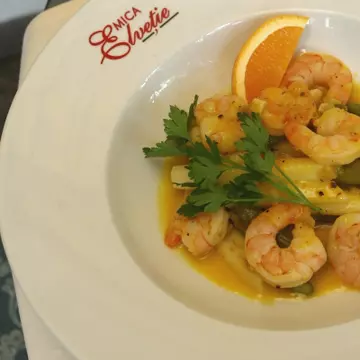 Video Delicios: Învaţă de la Chef Hausmann să găteşti creveţi cu sos de portocale!