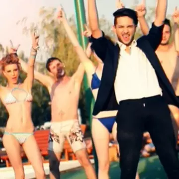 Dereck a lansat videoclipul piesei "Siente" (remix)!