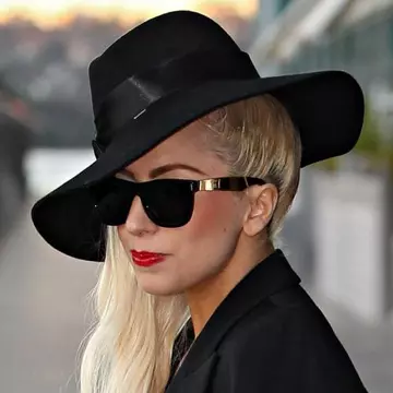 Poze: Lady Gaga revine la vechile obiceiuri. Vezi ce cum s-a îmbrăcat acum!
