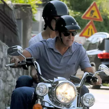 Poze: George Clooney, sexy pe mortocicletă, la 51 de ani