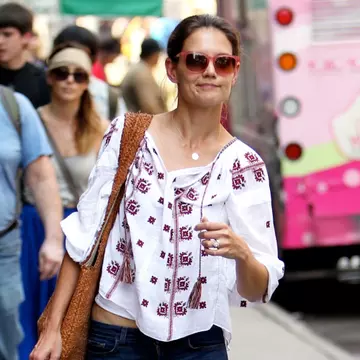 Ce cool e! Katie Holmes, îmbrăcată cu o ie românească