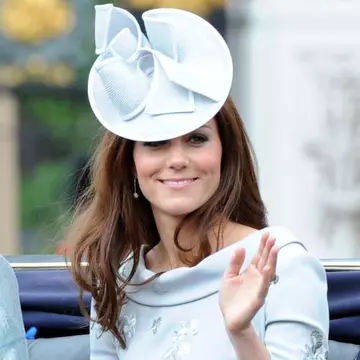 Ducesa Kate, cu o pălărie extravagantă. Îţi place cum îi stă?