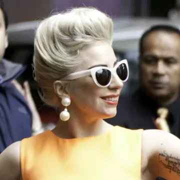 Wow! Lady Gaga, feminină şi elegantă într-o rochie cu peplum. Mai rar!