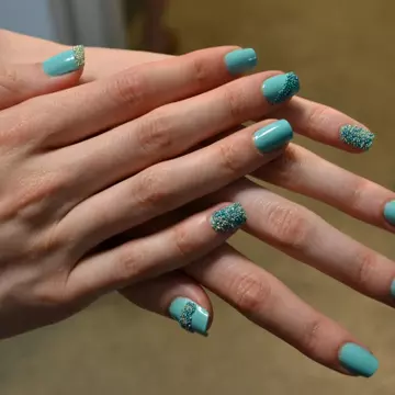 Tutorial: Învaţă să-ţi faci singură o manichiură specială, de vară!