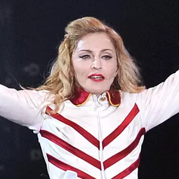 Madonna, majoretă sexy pe scenă! Vezi cum îi stă!