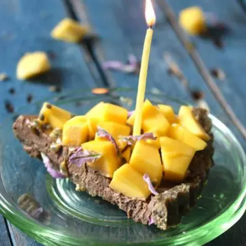 Reţete raw: Tort pasiune cu ciocolată, mango şi susan fără foc