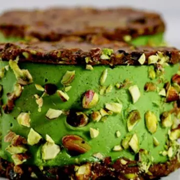 Reţete raw: Îngheţată verde fistic cu capac de ciocolată fără foc