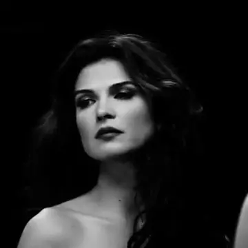 Video: Monica Bîrlădeanu, o femeie sofisticată ce iubeşte diamantele