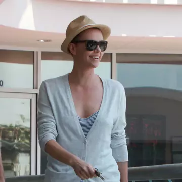 Moda verii 2012: Poartă pălării ca Charlize Theron sau Nicole Scherzinger!