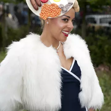 Foto: Englezoaicele au cele mai ciudate pălării - au purtat cârnaţi şi fasole pe cap!