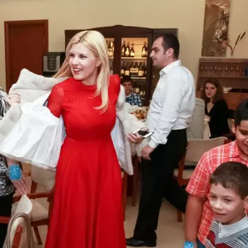 Evoluţia Elenei Udrea. Uite ce rochii a purtat în momentele cheie ale carierei