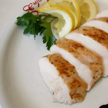 VIDEO Găteşte ca un Chef: învaţă să faci piept de pui după tehnica moleculară