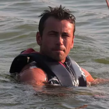 Mattyas se răcorește ca Dani Oțil! Face wakeboard pe lacul Snagov!
