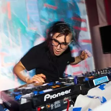 Skrillex va realiza coloana sonoră a noului film cu Selena Gomez!