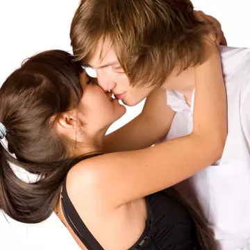 Relaţie: Ce faci când copilul tău, adolescent, s-a îndrăgostit?