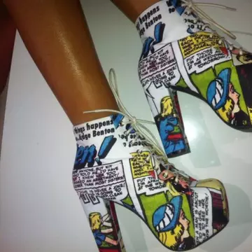 Uite ce botine cool, cu imprimeu de ziar! Ghiceşti vedeta care le poartă?