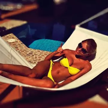 Wow! Ce sexy e Andreea Ibacka într-un costum de baie neon!