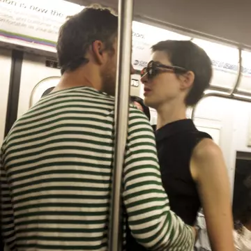 Foto: Ce pupăcioşi sunt Anne Hathaway şi iubitul, Adam Shulman!
