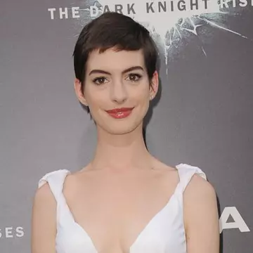 Wow! Vezi ce rochie a purtat Anne Hathaway aseară!