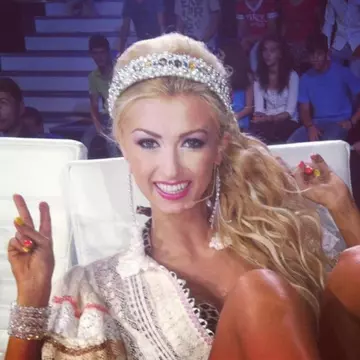 Foto: Andreea Bălan, ca o prinţesă! Îţi place cum îi stă cu bentiţa?