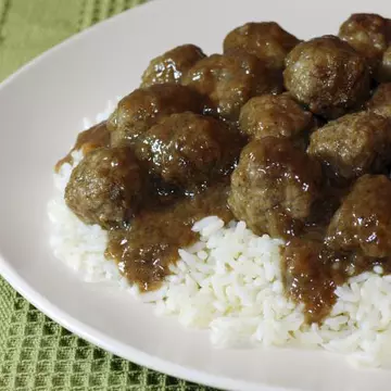 Chifteluţe pe pat de orez