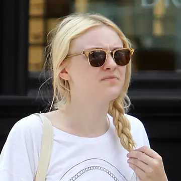 Foto: Dakota Fanning îl poartă pe prinţul Harry în piept