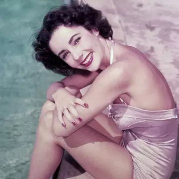 Lista macabră pe care a ajuns Adrian Năstase! Celebrităţi cu sinucideri... ratate