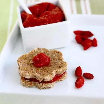 Reţete raw: Fursecuri de ovăz cu gem de fructe goji fără foc
