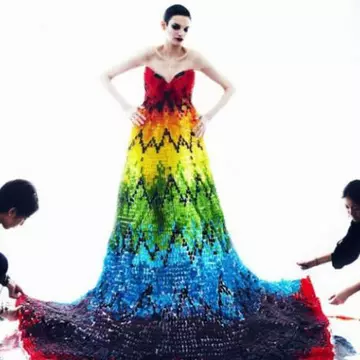 Alexander McQueen, omagiat cu o rochie DULCE