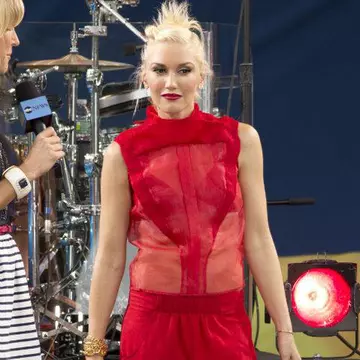 "Lady in red" în stil masculin: Costumul roşu