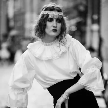 Foto: Iulia Albu în straie ţărăneşti şi cu bijuterii de mii de euro