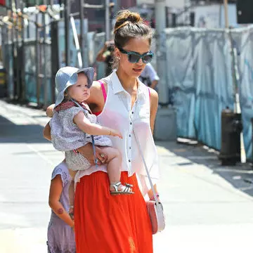 Cămaşa albă, preferata vedetelor şi mereu în tendinţe