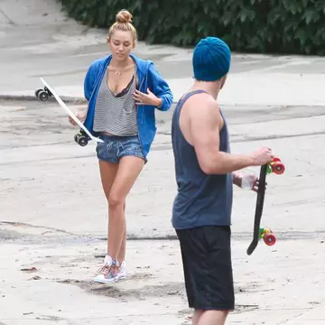 Poze: Miley Cyrus şi logodnicul, distracţie pe skateboard