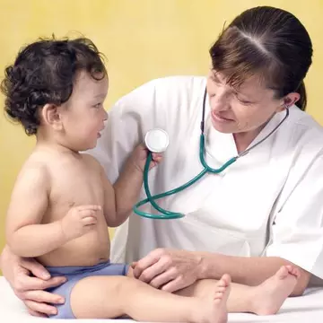 Imunizarea împotriva rotavirusului, o necunoscută pentru multe dintre mamele din România 
