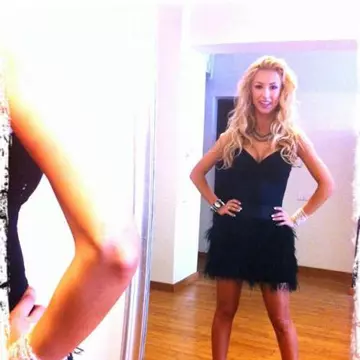 Uite ce combinaţie vestimentară poartă Andreea Bălan! Îţi place?