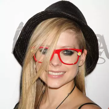 Avril Lavigne s-a logodit cu solistul trupei Nickelback