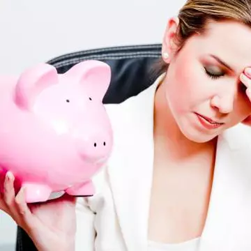 De ce îşi fac femeile griji pentru bani