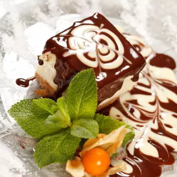 Reţete raw: Cheesecake cu ciocolată şi mentă fără foc