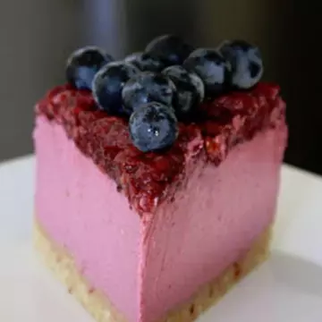 Reţete raw: Cheesecake cu struguri şi merişor fără foc